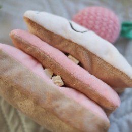 Pups & Bubs STRAWBERRY MILLE-FEUILLE - Zabawka węchowa Truskawkowy Torcik